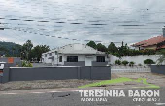Galpão com estacionamento