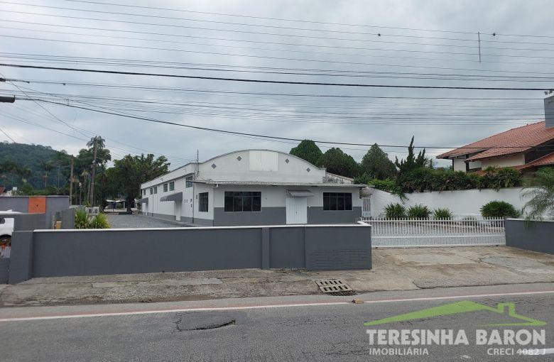 Galpão com estacionamento